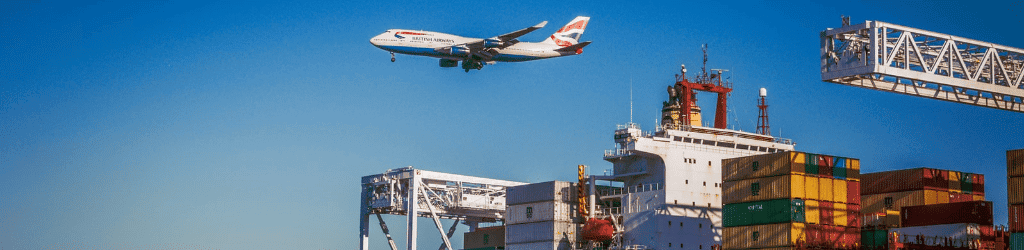 vliegtuig vliegt over containers