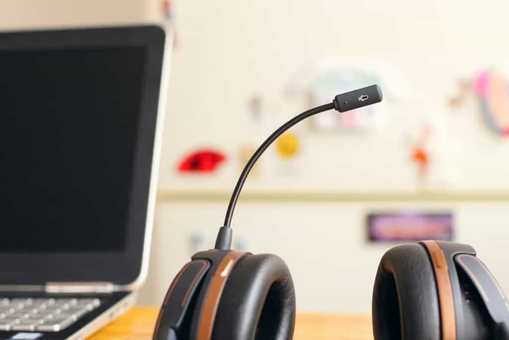 Computer und Kopfhörer des Kundendienstes ausgeschaltet