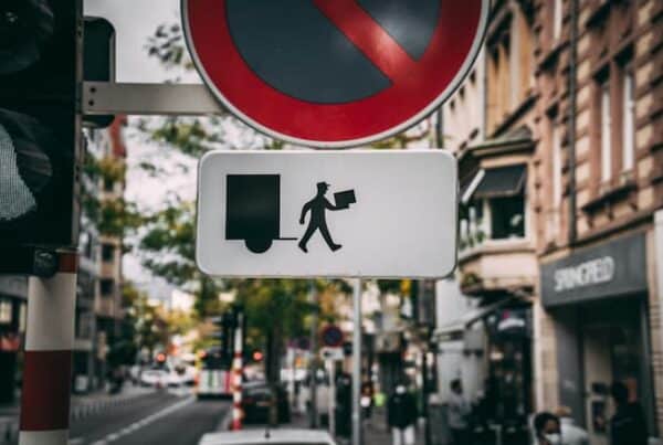How to reduce returns and enable smooth parcel delivery traffic sign